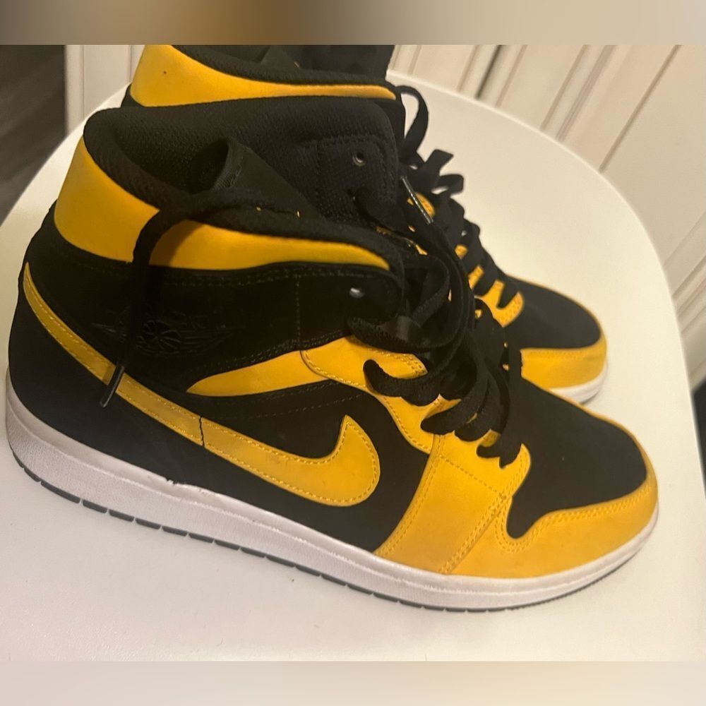 Nike Air Jordan 1 Mid Reverse New Love Size 8.5 554724-071